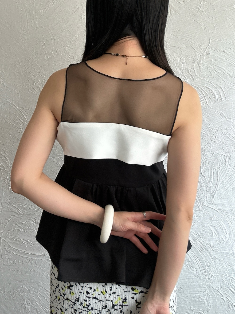 ブラック系のパンプス、ブラック系のTシャツ/カットソー、ホワイト系のその他パンツを着用したレディースの春コーディネートの4枚目の写真