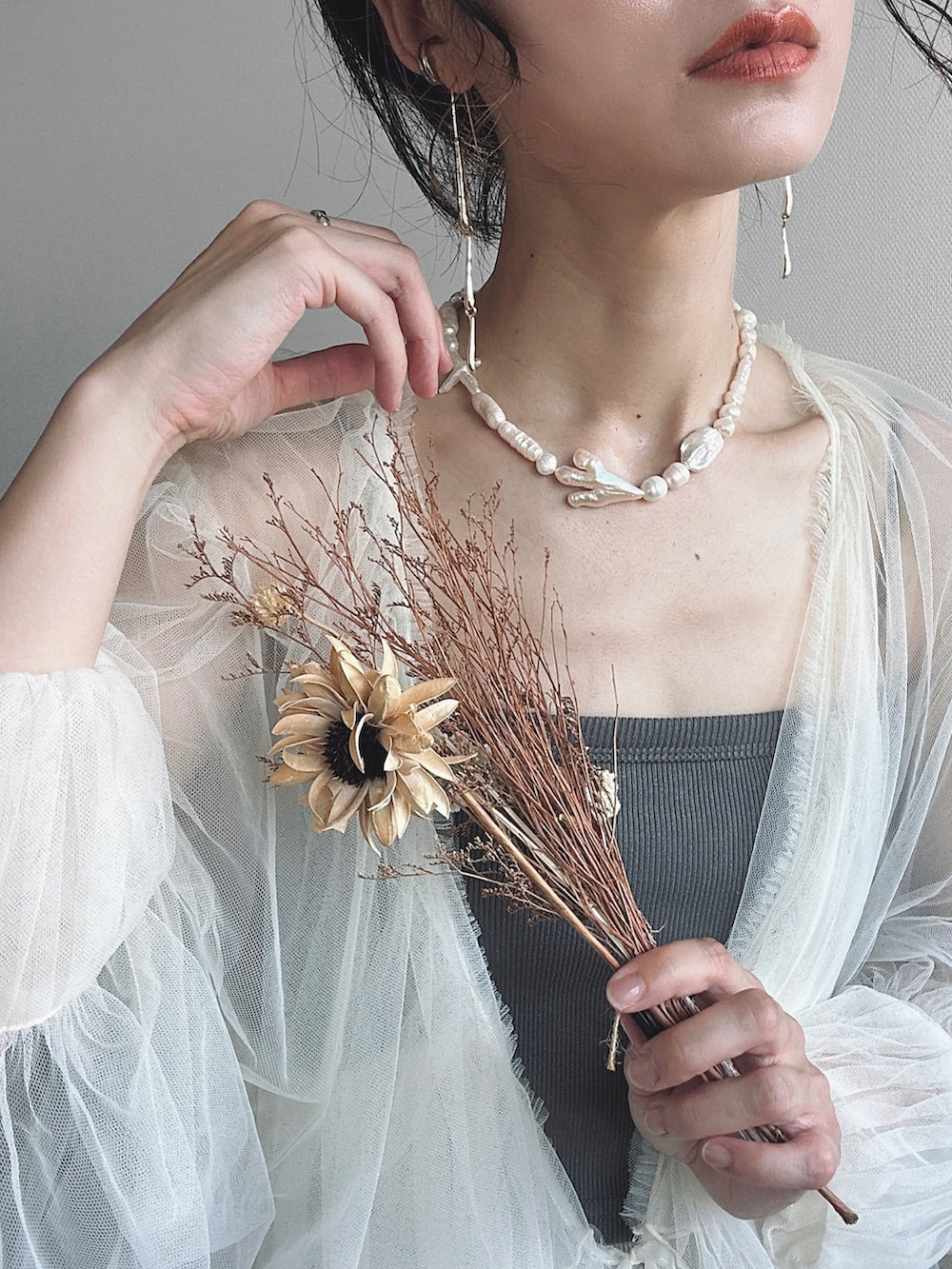 ホワイト系のワンピース/ドレス、ホワイト系のショルダーバッグ、グレー系のキャミソールを着用したレディースの夏コーディネートの3枚目の写真