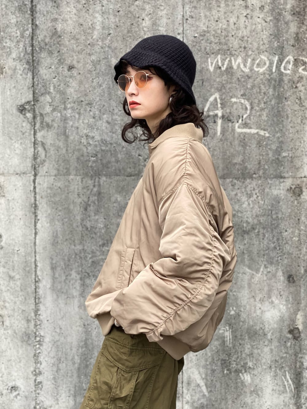 ホワイト系のMA-1、ブラック系のMA-1、ベージュ系のMA-1を着用したレディースの秋コーディネートの2枚目の写真