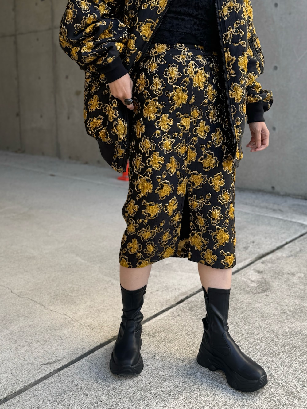 IMOKOさんの「花柄ジャガードオーバーサイズブルゾン（NOISE MAKER）」を使ったコーディネートの5枚目の写真