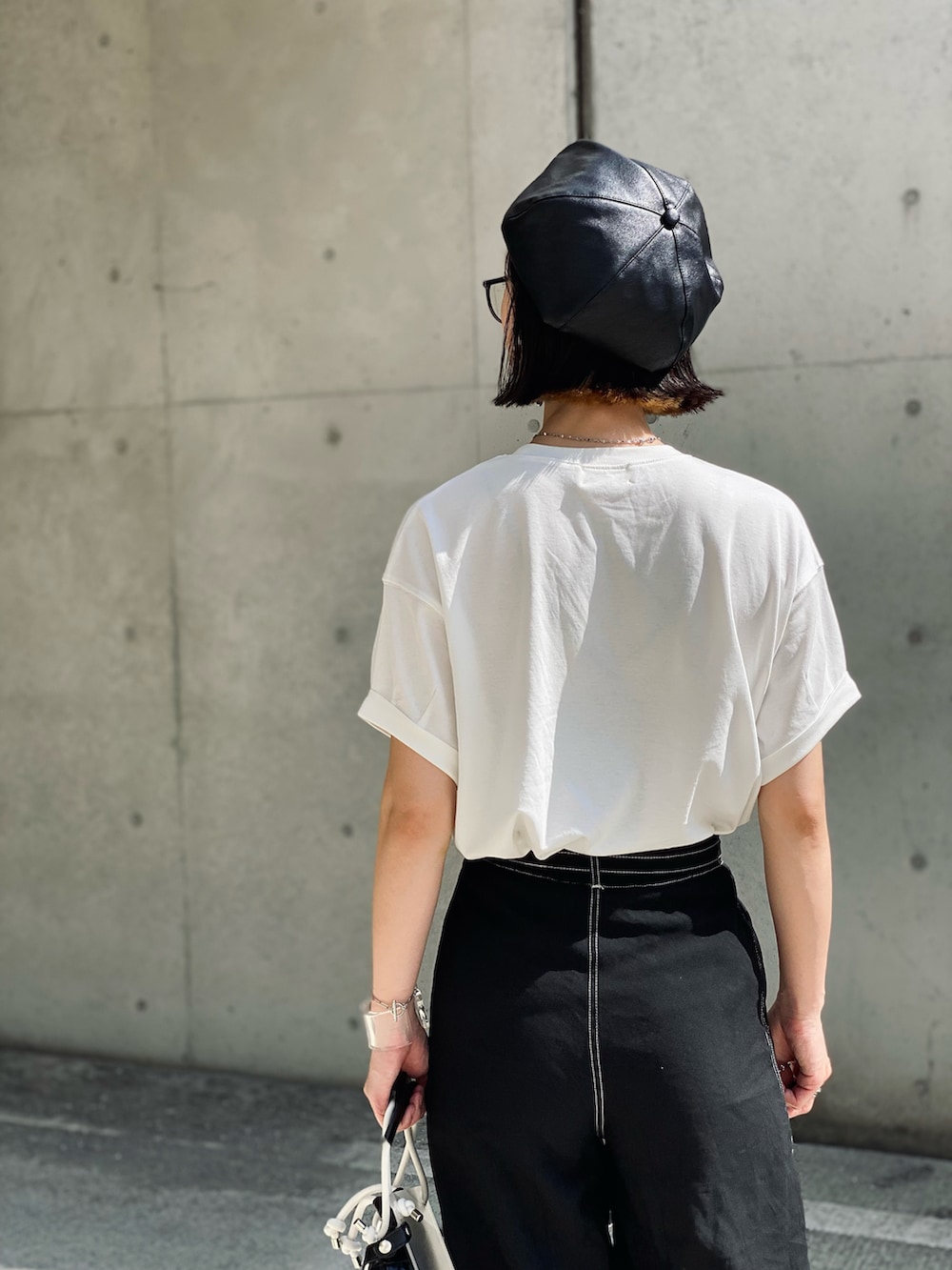 ホワイト系のTシャツ/カットソーを着用したレディースの夏コーディネートの5枚目の写真