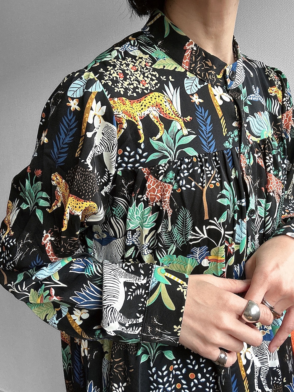 ブラック系のワンピース、シルバー系のサンダル、オレンジ系のトートバッグを着用したレディースの春コーディネートの5枚目の写真