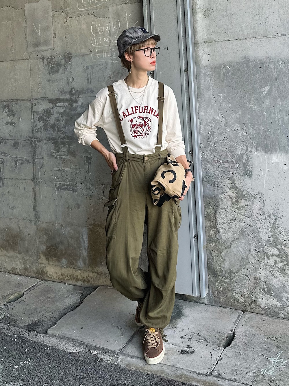 ベージュ系のTシャツ/カットソー、グリーン系のカーゴパンツ、ベージュ系のトートバッグを着用したレディースの夏コーディネートの3枚目の写真