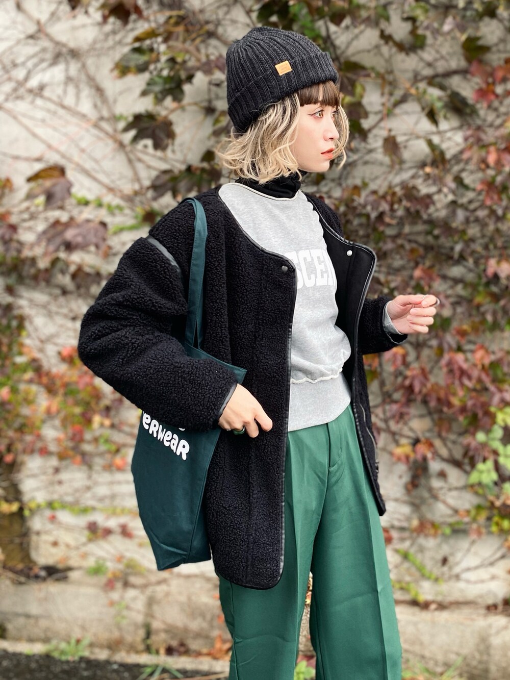 「スウェット、トートバッグ、グリーン、ニット帽、ハイネック、スラックス、ハイウエスト、休日スタイル、ムートンコート、ウィッグ、センタープレス、カラーソックス、マニッシュシューズ、フォルクシー、forksy.」｜「forksy.の【forksy.】TRセンタープレス ハイウエストストレートスラックスパンツ（スラックス、グリーン系）」を使った、IMOKOさん（レディース・170cm）の秋コーディネートの2枚目の写真