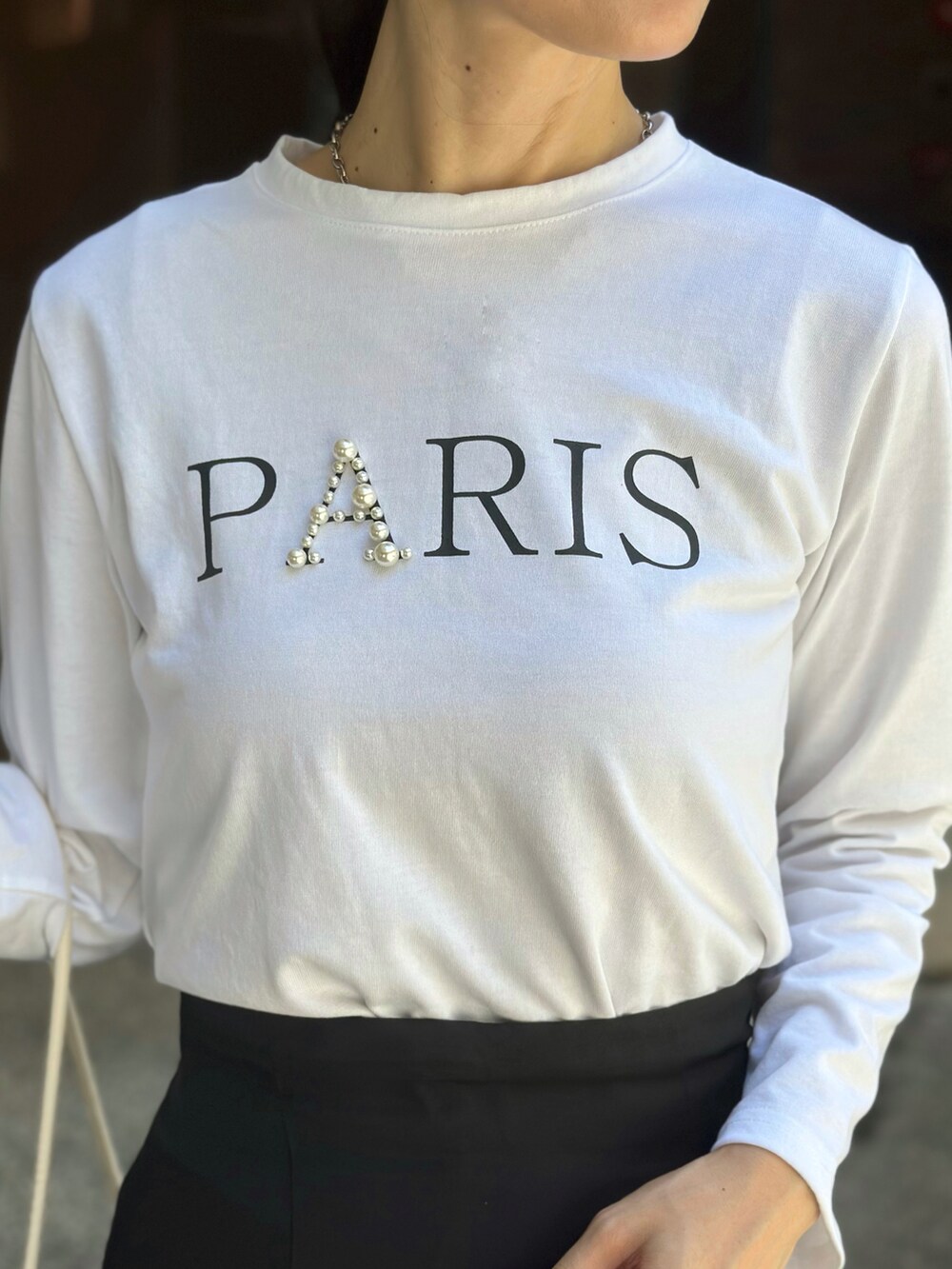 ブラック系のTシャツ/カットソー、ブルー系のデニムパンツ、その他のキャップを着用したレディースの夏コーディネートの4枚目の写真