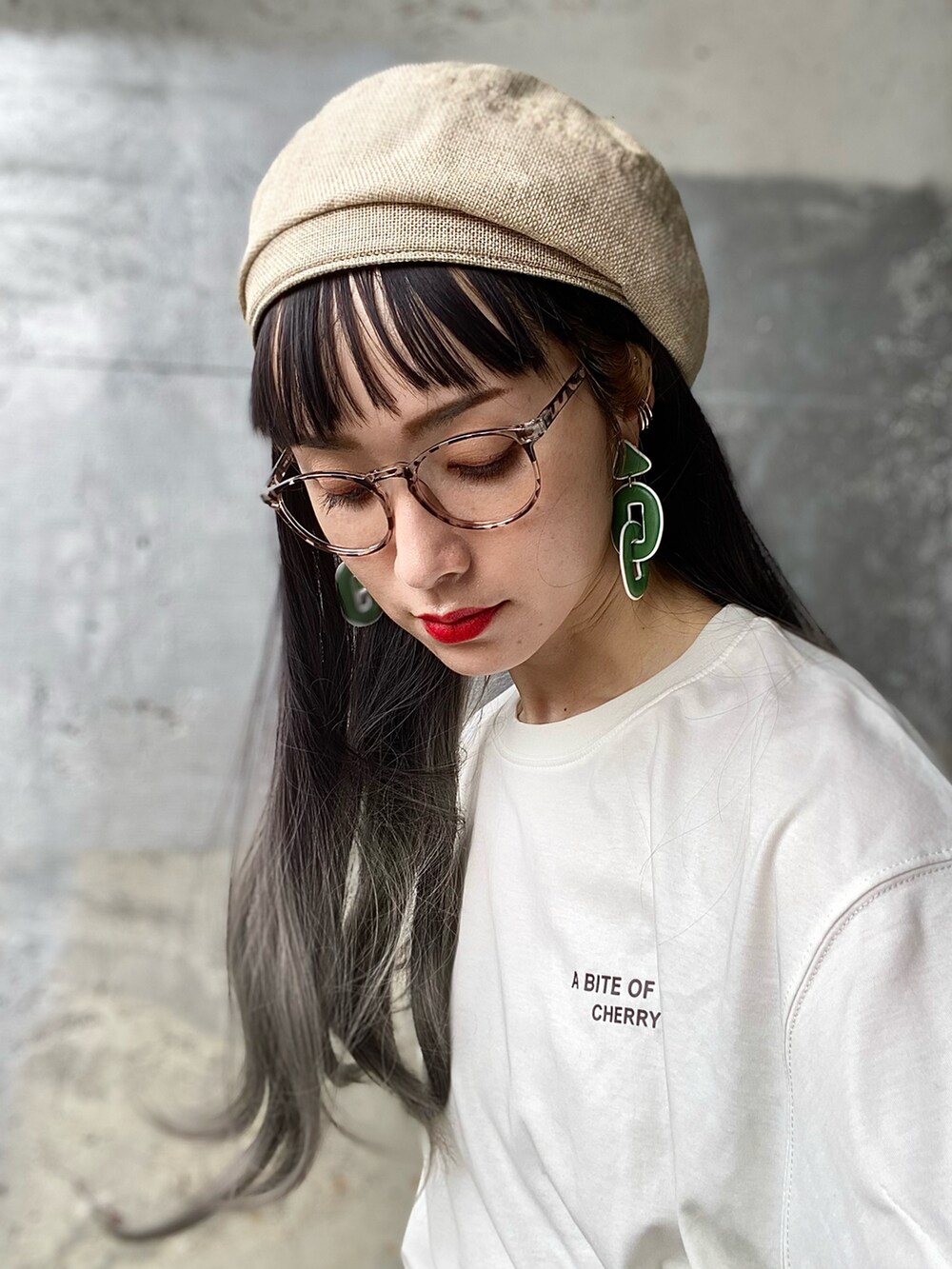 ホワイト系のTシャツ/カットソー、ホワイト系のスカート、グリーン系のバッグを着用したレディースの夏コーディネートの4枚目の写真