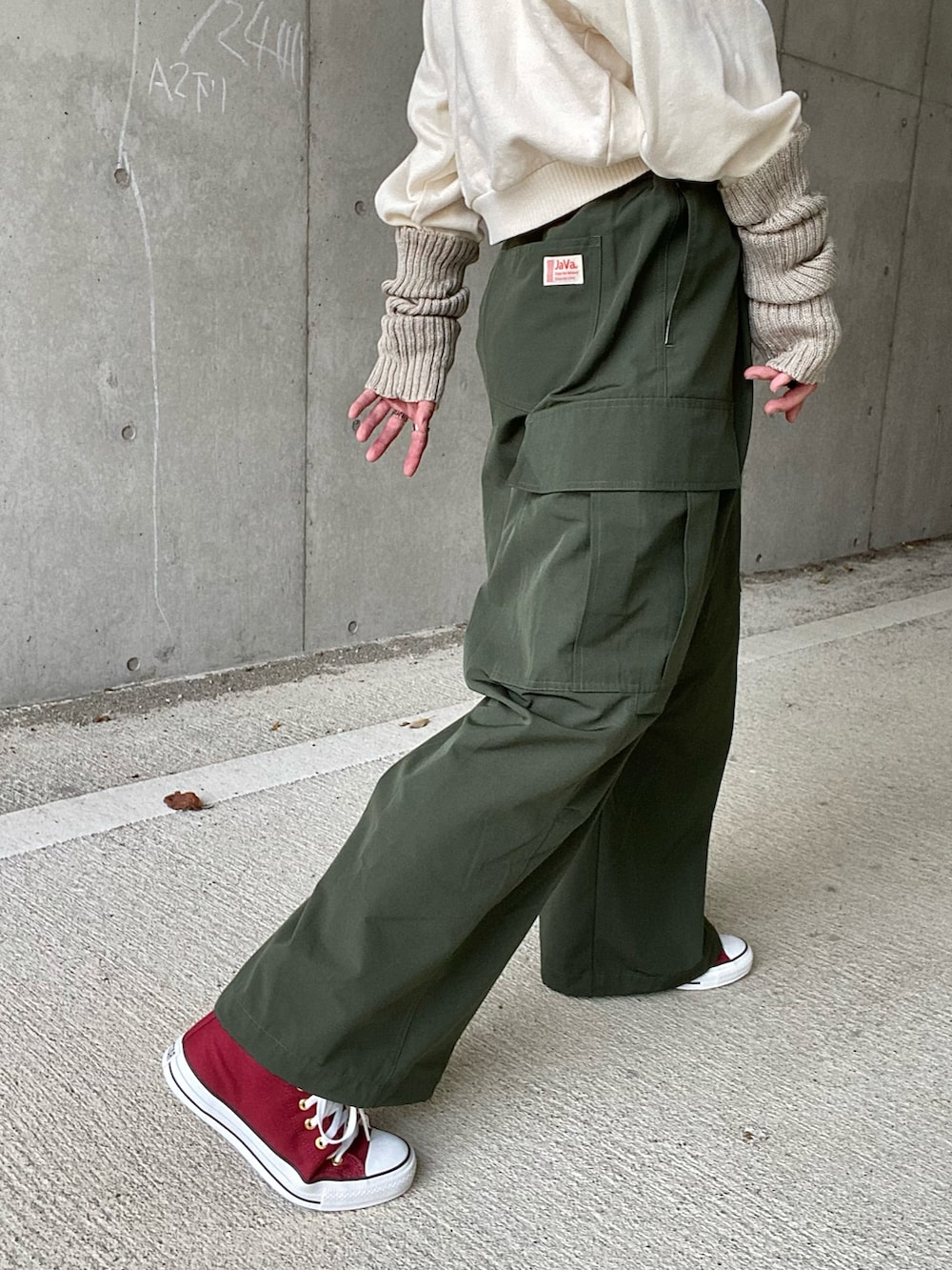 ブラック系のカーゴパンツ、グリーン系のカーゴパンツ、ベージュ系のカーゴパンツを着用したレディースの秋コーディネートの4枚目の写真