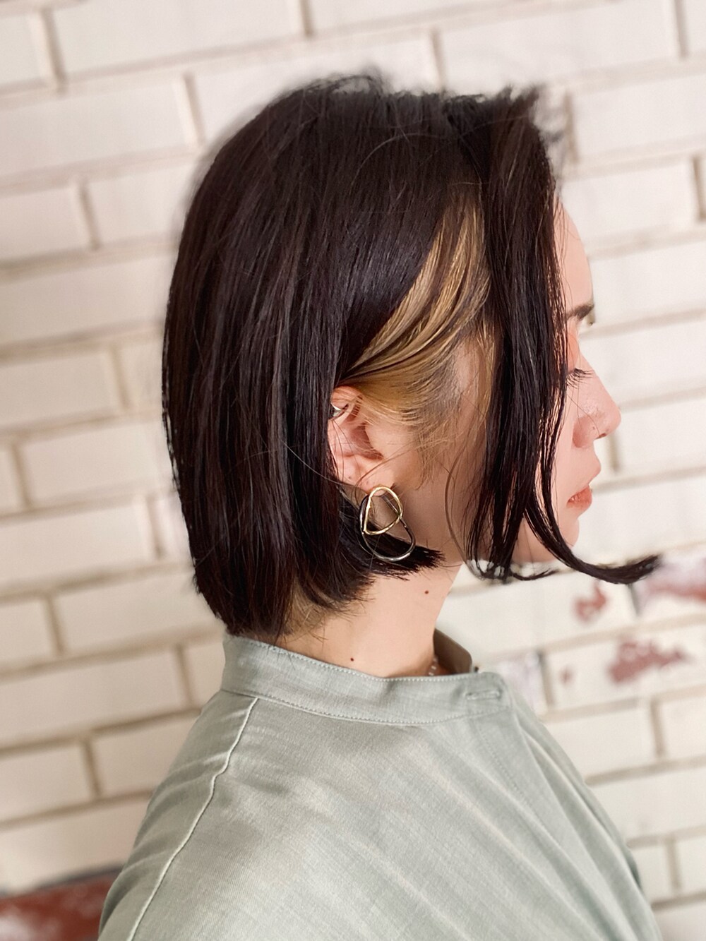 グリーン系のワンピース、その他のトートバッグ、ゴールド系のリングを着用したレディースの春コーディネートの3枚目の写真