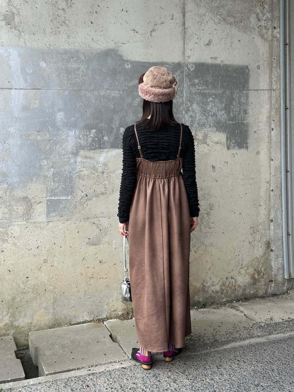 「秋っぽコーデ更新中、レイヤードスタイル、秋服コーデ、秋コーデ、ジャンパースカート、レザー、帽子、シルバーアクセサリー、ミュール、柄ソックス、骨格ウェーブ、高身長女子、キャミワンピ、Coming soon…、ブラウン」｜「CENEの【CENE】セネ/リボンチョーカー（ネックレス、シルバー系）」を使った、IMOKOさん（骨格ウェーブ・レディース・170cm）の秋コーディネートの4枚目の写真