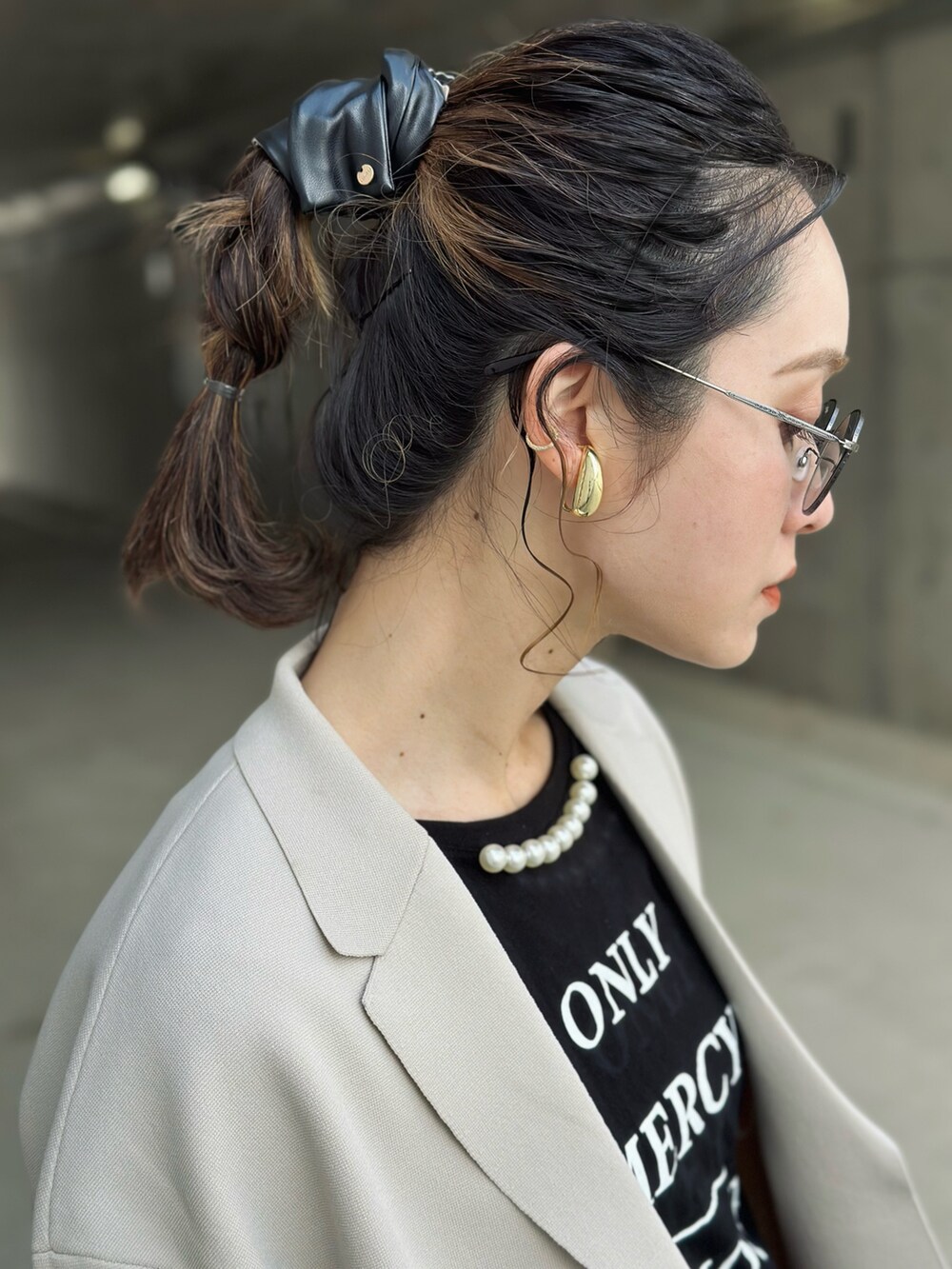 ブラック系のTシャツ/カットソー、その他のショルダーバッグ、ホワイト系のテーラードジャケットを着用したレディースの冬コーディネートの3枚目の写真