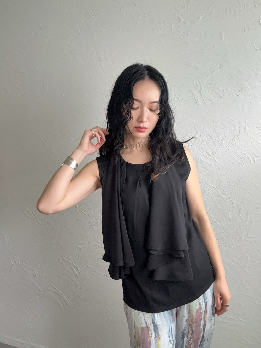 ホワイト系のTシャツ/カットソー、ブラック系のサンダルを着用したレディースの春コーディネートの3枚目の写真