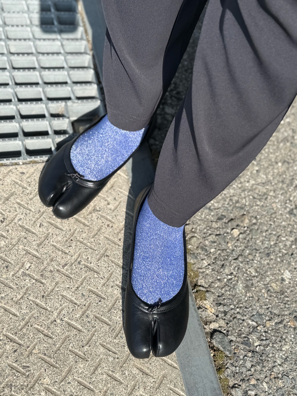 ブラック系のサロペット/オーバーオール、ブラック系のハンドバッグ、ブラック系のパンプスを着用したレディースの冬コーディネートの3枚目の写真