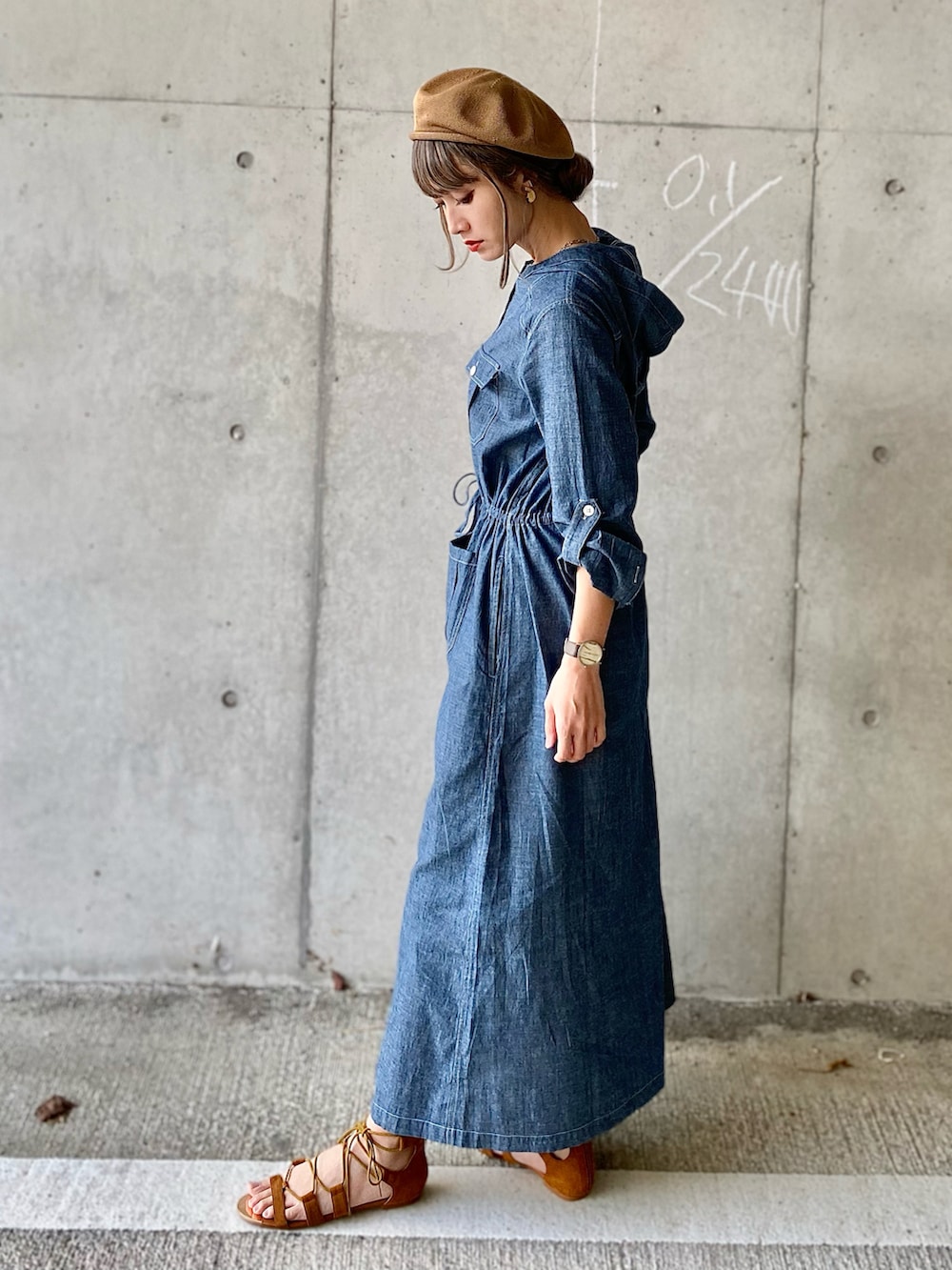 ブルー系のシャツワンピース、ベージュ系のトートバッグ、ブラウン系のサンダルを着用したレディースの春コーディネートの5枚目の写真