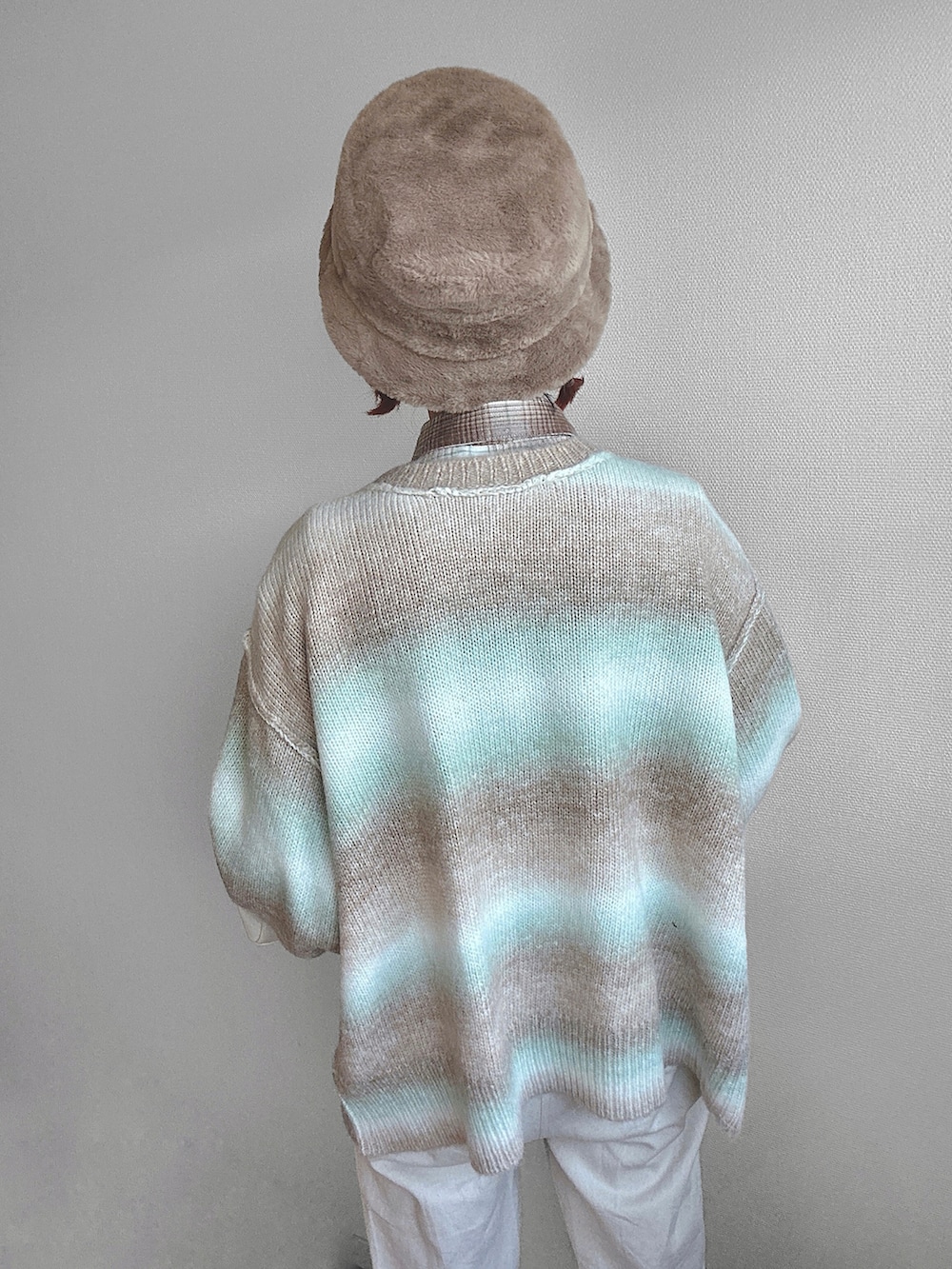 グリーン系のカーディガン/ボレロ、ブラウン系のシャツ/ブラウス、ブラウン系のスニーカーを着用したレディースの秋コーディネートの4枚目の写真