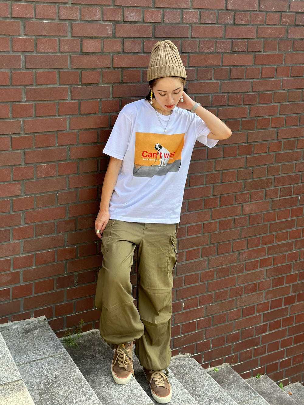 ホワイト系のTシャツ/カットソー、グリーン系のカーゴパンツ、ブラウン系のテーラードジャケットを着用したレディースの秋コーディネートの4枚目の写真