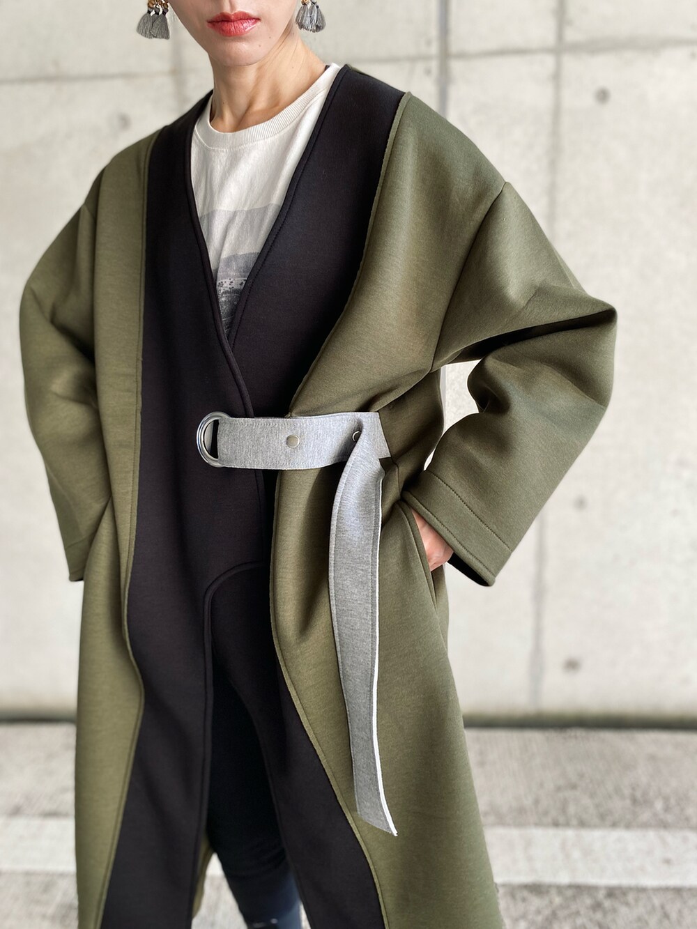 ブラック系のその他アウター、ホワイト系のその他アウター、グリーン系のその他アウターを着用したレディースの秋コーディネートの4枚目の写真