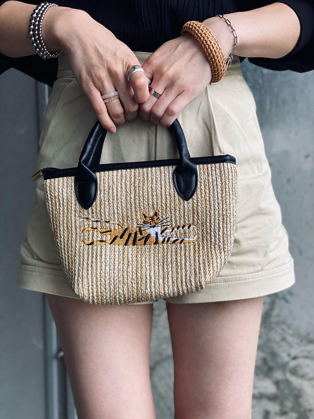 ブラック系のカーディガン/ボレロ、ベージュ系のチノパンツ、ブラウン系のサンダルを着用したレディースの春コーディネートの4枚目の写真