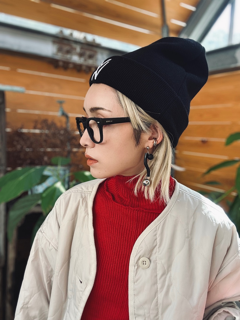 ホワイト系のトートバッグ、ホワイト系のブーツ、ブラック系のその他パンツを着用したレディースの秋コーディネートの4枚目の写真