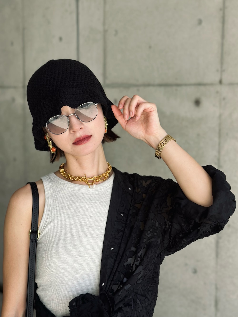 ブラック系のシャツ/ブラウス、ブラック系のその他パンツ、ブラック系のショルダーバッグを着用したレディースの夏コーディネートの2枚目の写真