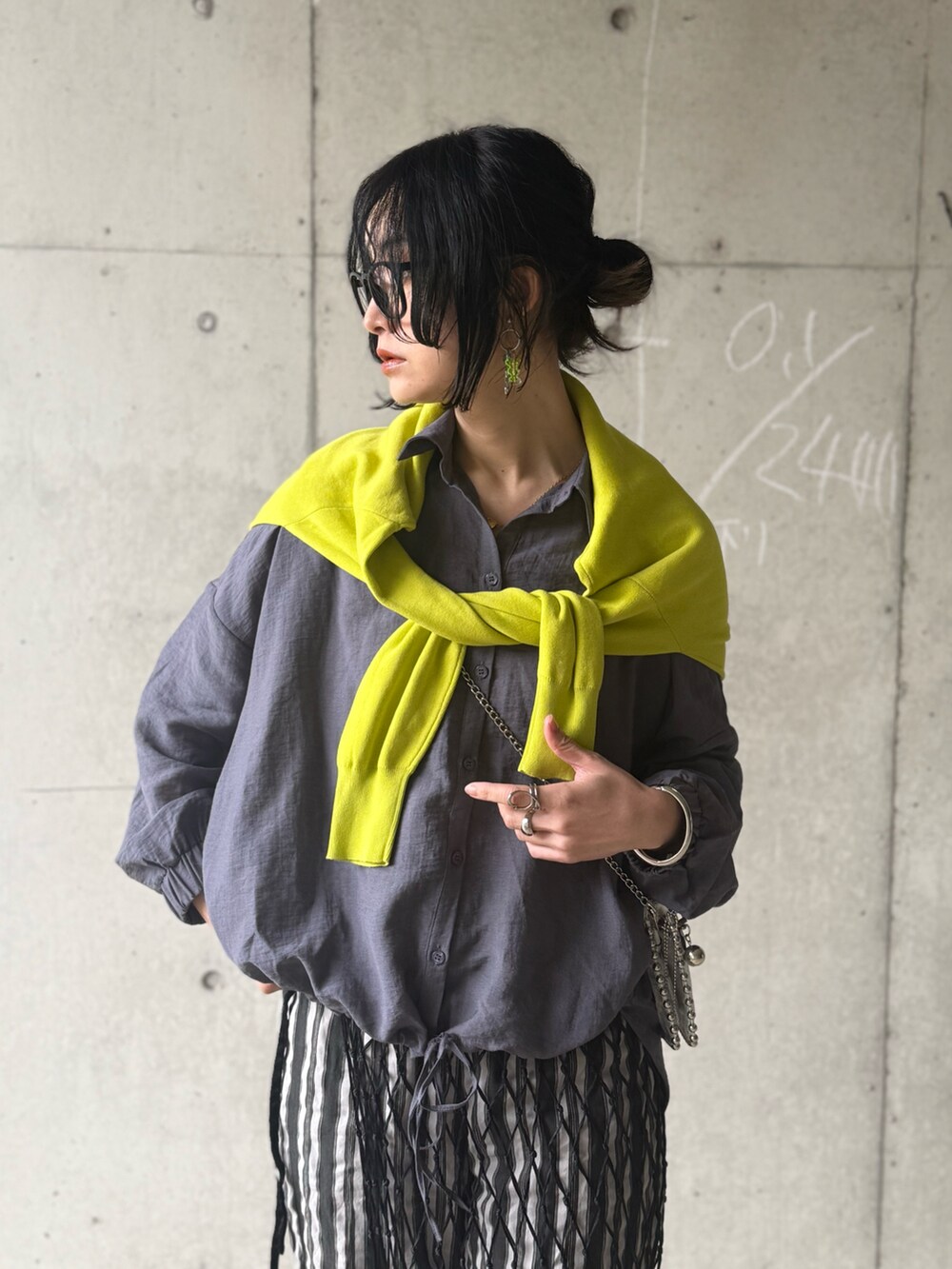 グレー系のシャツ/ブラウス、シルバー系のショルダーバッグ、ブラック系のスカートを着用したレディースの春コーディネートの5枚目の写真