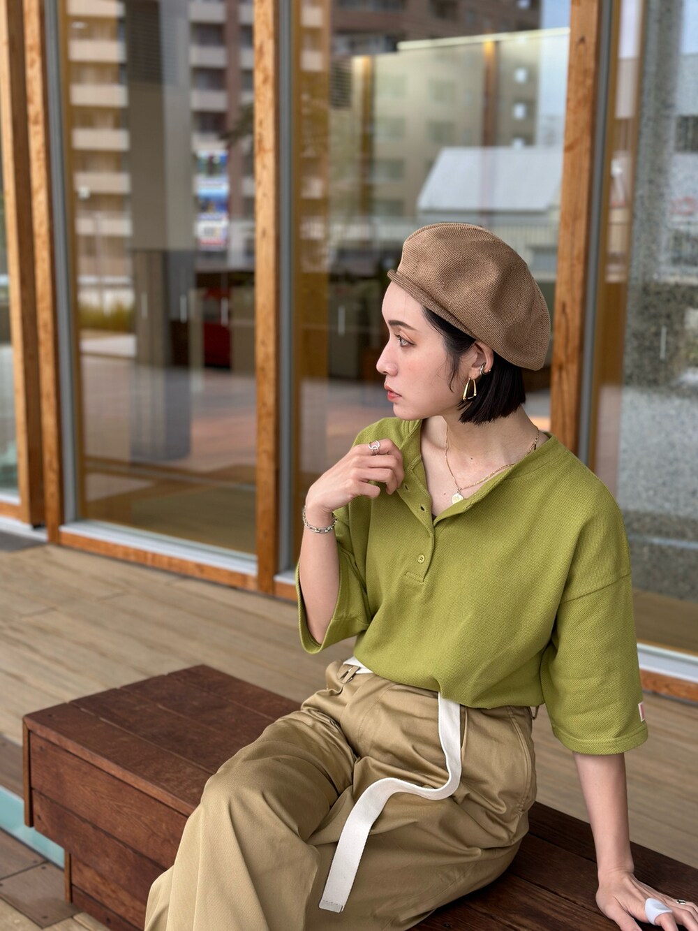 グリーン系のTシャツ/カットソーを着用したレディースの夏コーディネートの2枚目の写真