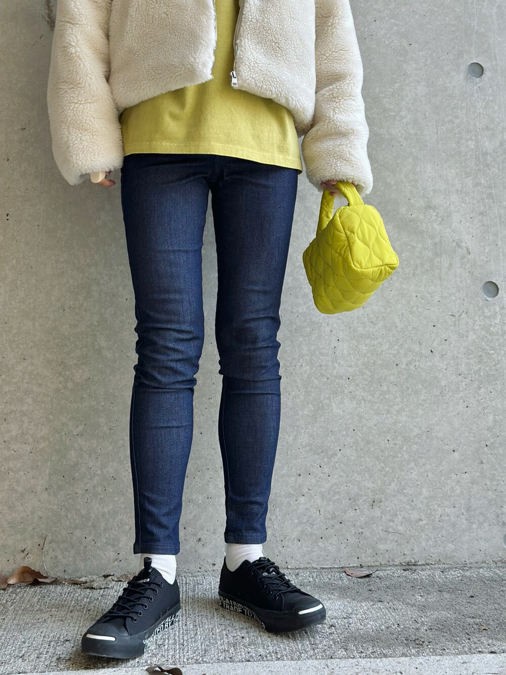 ホワイト系のその他アウター、ブルー系のデニムパンツ、イエロー系のショルダーバッグを着用したレディースの秋コーディネートの3枚目の写真