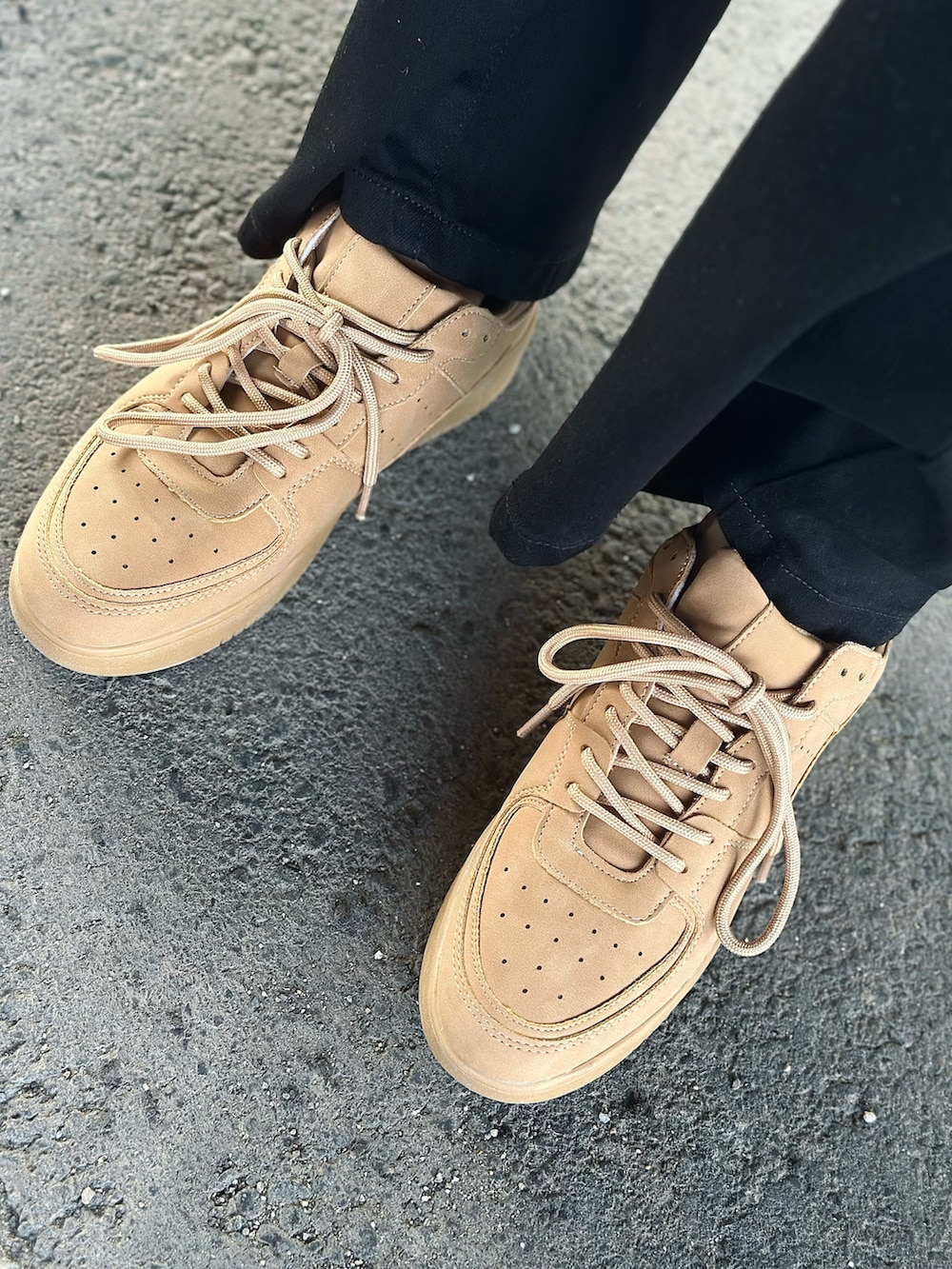 ブラック系のデニムパンツ、ベージュ系のスニーカー、ブラック系のTシャツ/カットソーを着用したレディースの秋コーディネートの3枚目の写真