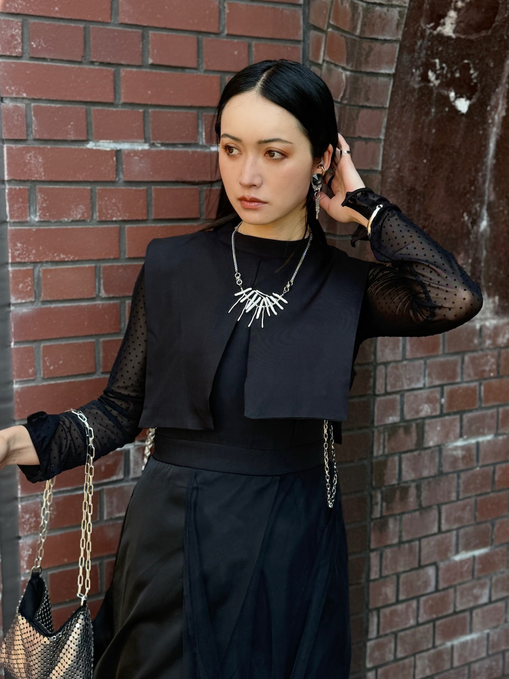 ブラック系のパンプス、グレー系のハンドバッグ、ブラック系のその他パンツを着用したレディースの春コーディネートの2枚目の写真