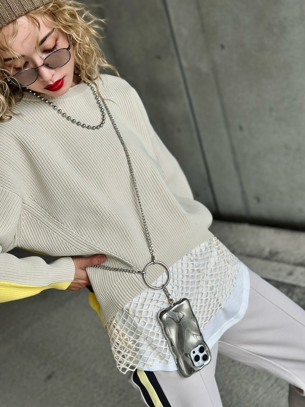 ホワイト系のその他パンツ、ホワイト系のニット/セーター、ベージュ系のスニーカーを着用したレディースの秋コーディネートの4枚目の写真