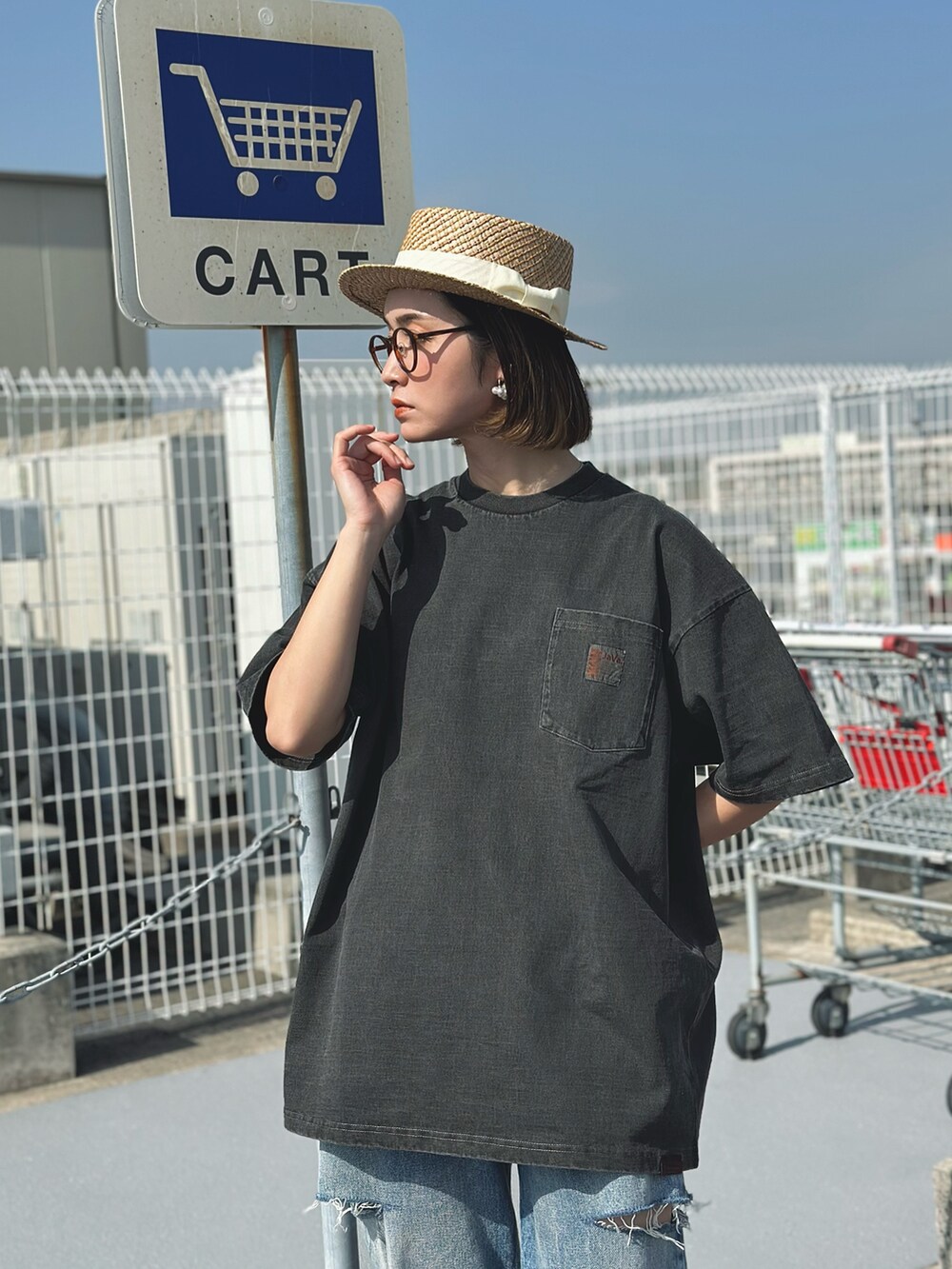ブラック系のTシャツ/カットソー、ブルー系のデニムパンツ、ホワイト系のハットを着用したレディースの春コーディネートの3枚目の写真