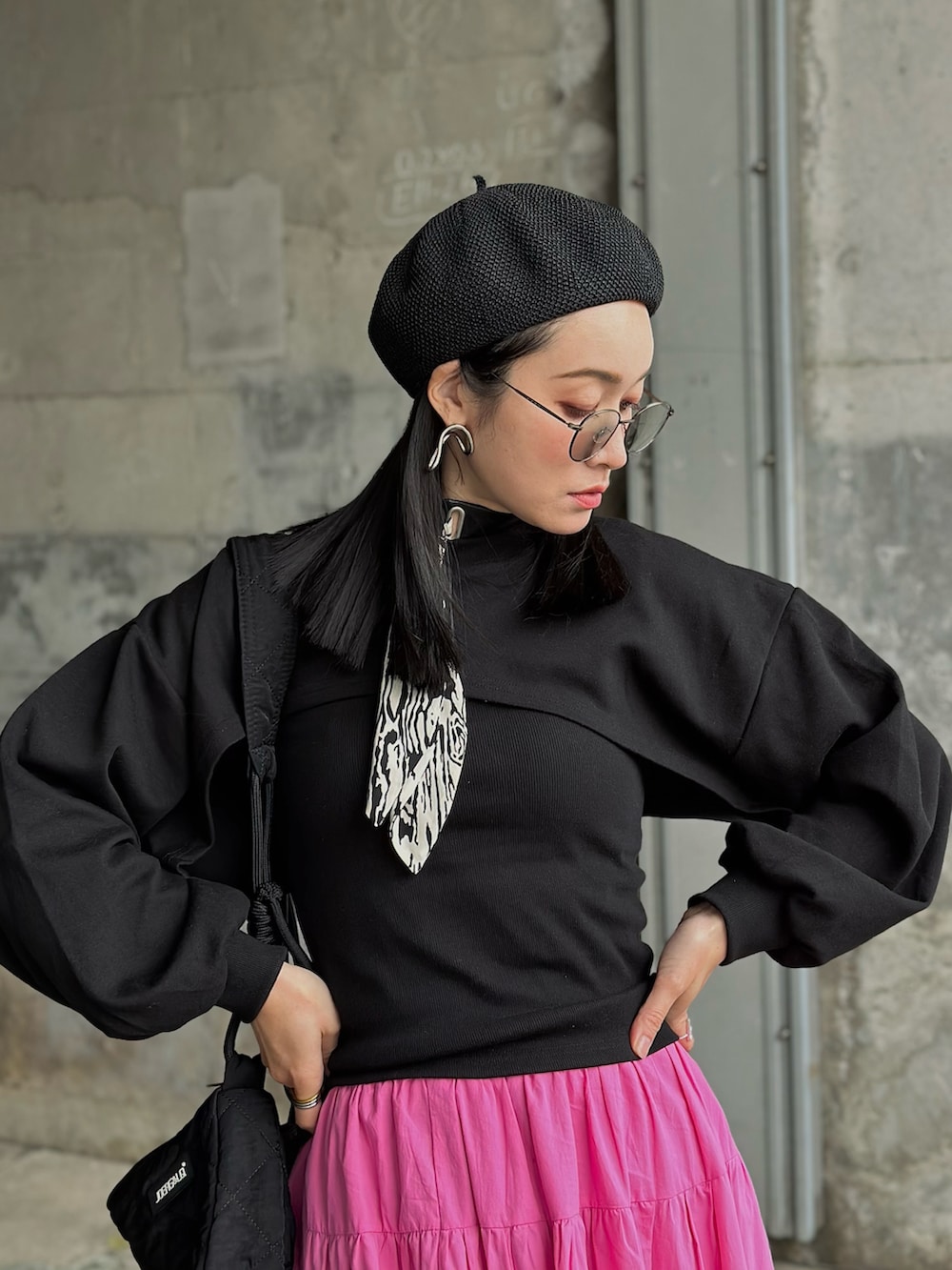 「ベレー帽、ウィッグ、ショート丈トップス、レイヤードスタイル、ティアードスカート、ピンク、春コーデ、IMOKO×LVEU.、カラーコーデ、ロングスカート、ショルダーバッグ、チョーカー、サングラス、高身長女子、休日スタイル」｜「LAUIRのギャザーフリルティアードマキシスカート（スカート、ピンク系）」を使った、IMOKOさん（骨格ウェーブ・レディース・170cm）の春コーディネートの2枚目の写真