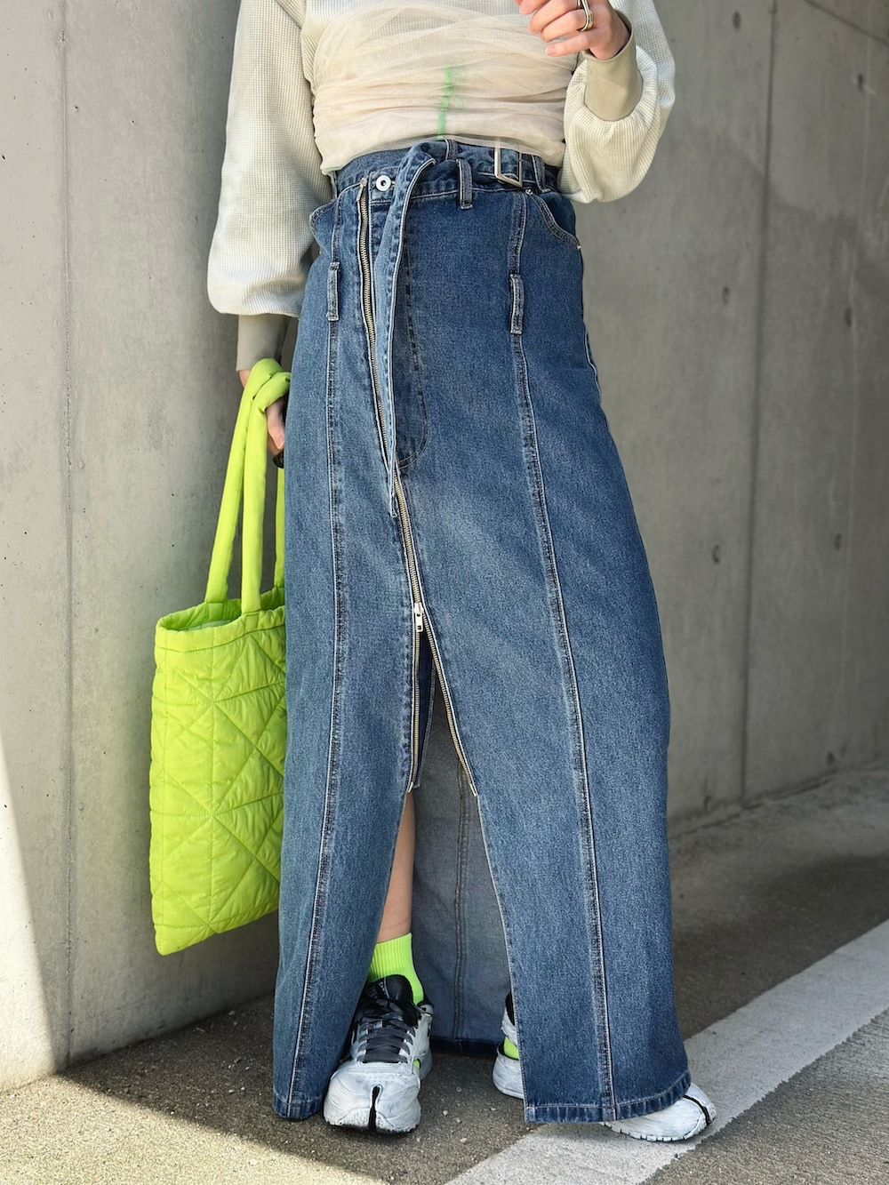 ホワイト系のTシャツ/カットソー、グリーン系のTシャツ/カットソー、ブルー系のジャンパースカートを着用したレディースの春コーディネートの3枚目の写真