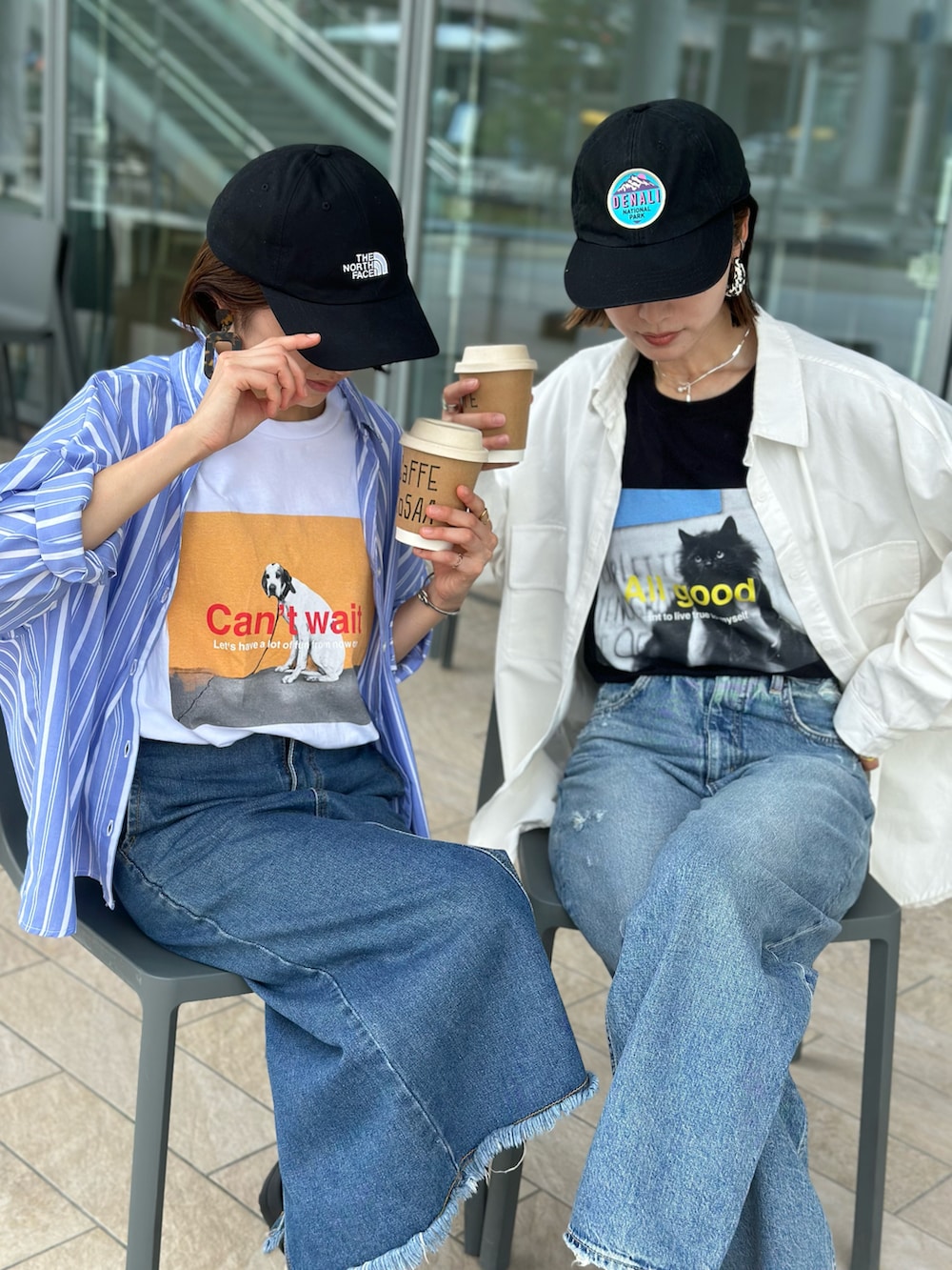 ブルー系のデニムパンツ、ブラック系のTシャツ/カットソー、ホワイト系のTシャツ/カットソーを着用したレディースの秋コーディネートの5枚目の写真