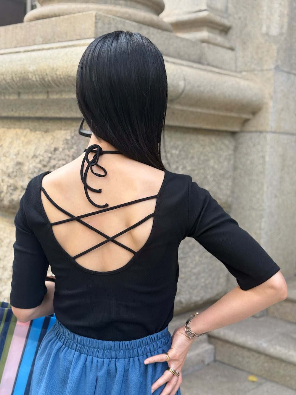 「ワイドパンツ、Tシャツ、黒Tシャツ、バックオープン、しまむら、しまむらコーデ、夏コーデ、プチプラコーデ、シンプルコーデ、高身長コーデ、トートバッグ、夏ファッション、カラーパンツ、チョーカー、プチプラ」｜「しまむらのRafraf×IMOKO TT*IMKバックPO  商品番号521-8062(ブラック Lサイズ)（Tシャツ/カットソー、ブラック系）」を使った、IMOKOさん（骨格ストレート・レディース・170cm）の春コーディネートの2枚目の写真