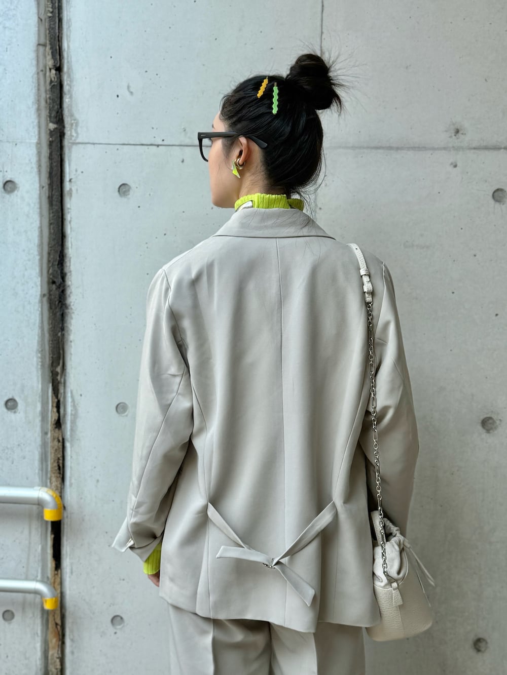 ベージュ系のテーラードジャケット、ベージュ系のスラックス、シルバー系のパンプスを着用したレディースの冬コーディネートの4枚目の写真