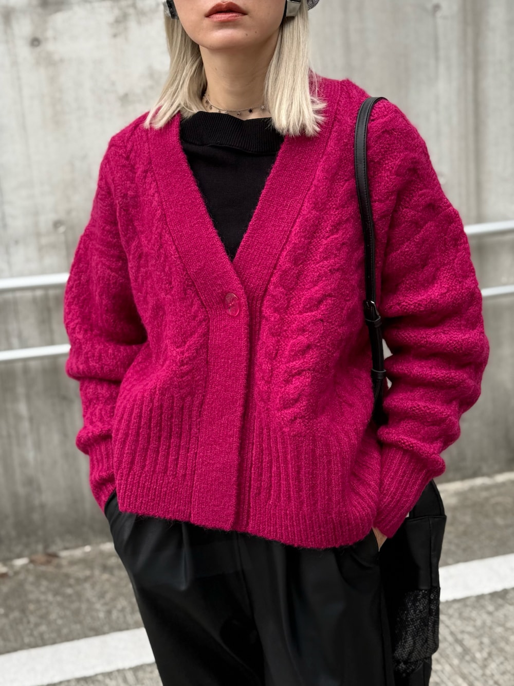 ブラック系のパンプス、ピンク系のカーディガン/ボレロ、ブラック系のその他パンツを着用したレディースの秋コーディネートの2枚目の写真