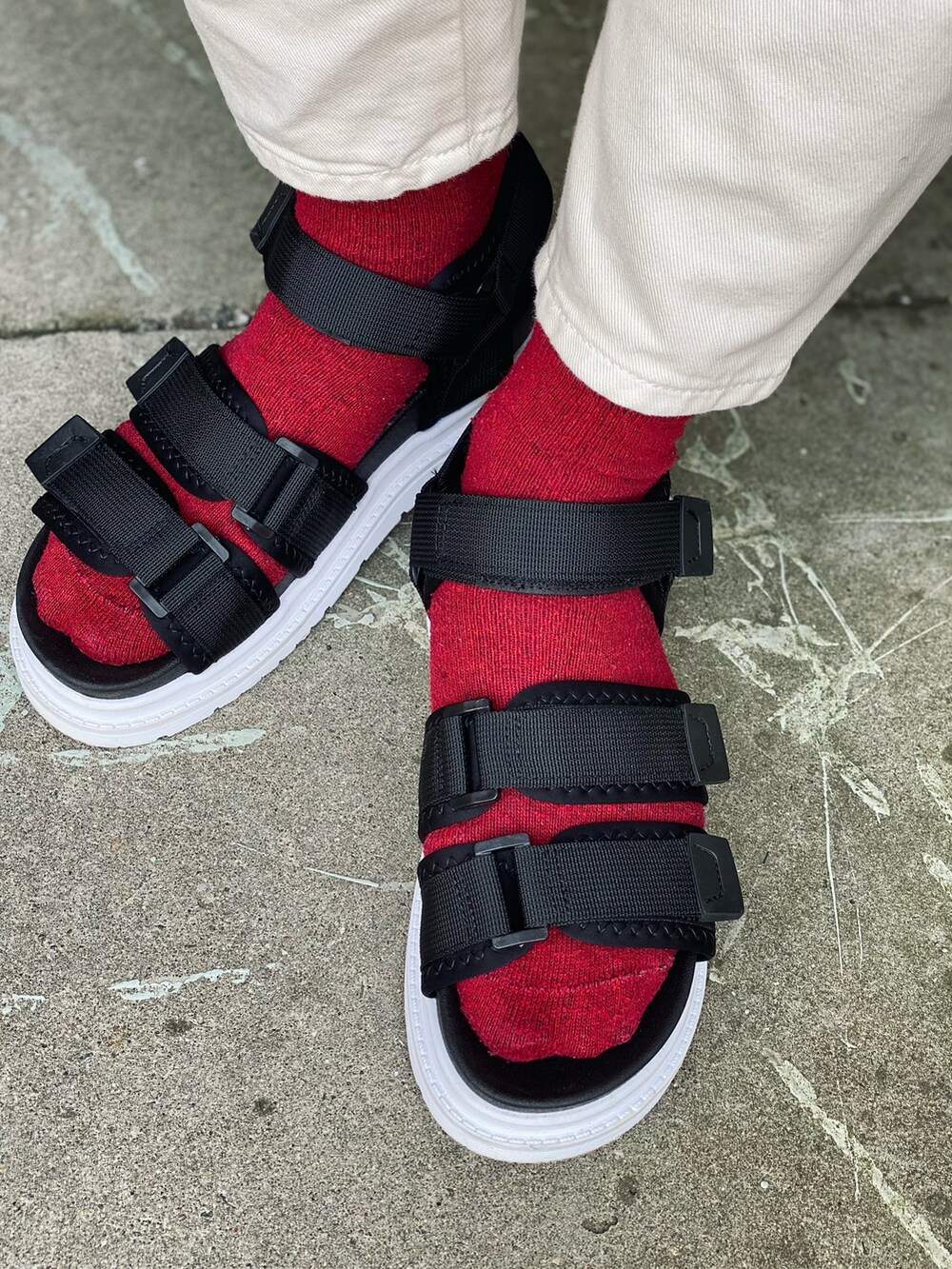 レッド系のTシャツ/カットソー、ホワイト系のデニムパンツ、ブラック系のサンダルを着用したレディースの夏コーディネートの5枚目の写真