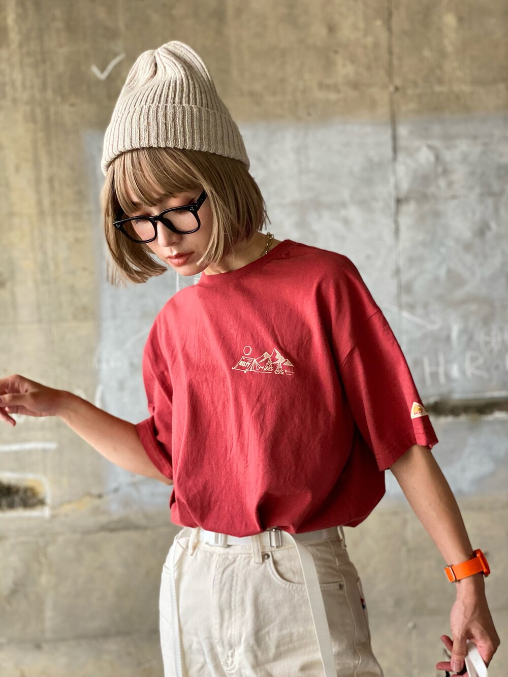 レッド系のTシャツ/カットソー、ホワイト系のデニムパンツ、ブラック系のサンダルを着用したレディースの夏コーディネートの2枚目の写真