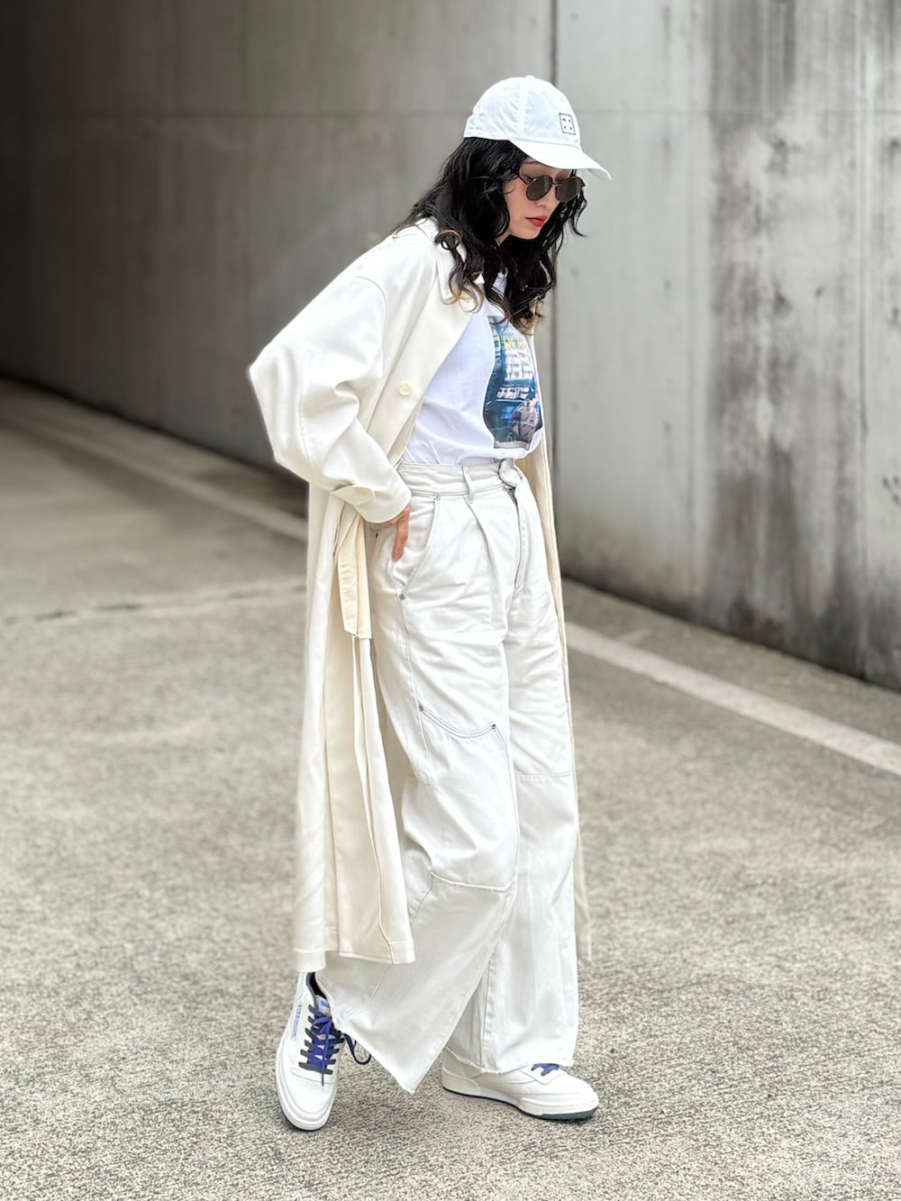 ホワイト系のTシャツ/カットソー、ホワイト系のスニーカー、ホワイト系のネックレスを着用したレディースの春コーディネートの5枚目の写真