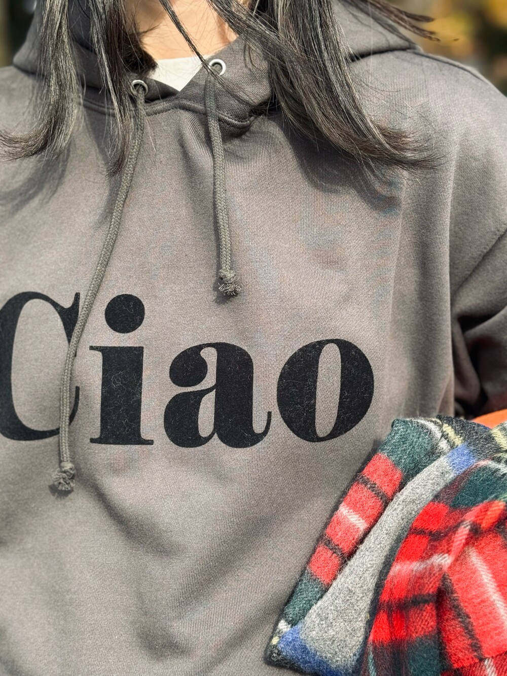 グレー系のパーカー、イエロー系のスリッポン、ブルー系のデニムパンツを着用したレディースの冬コーディネートの5枚目の写真