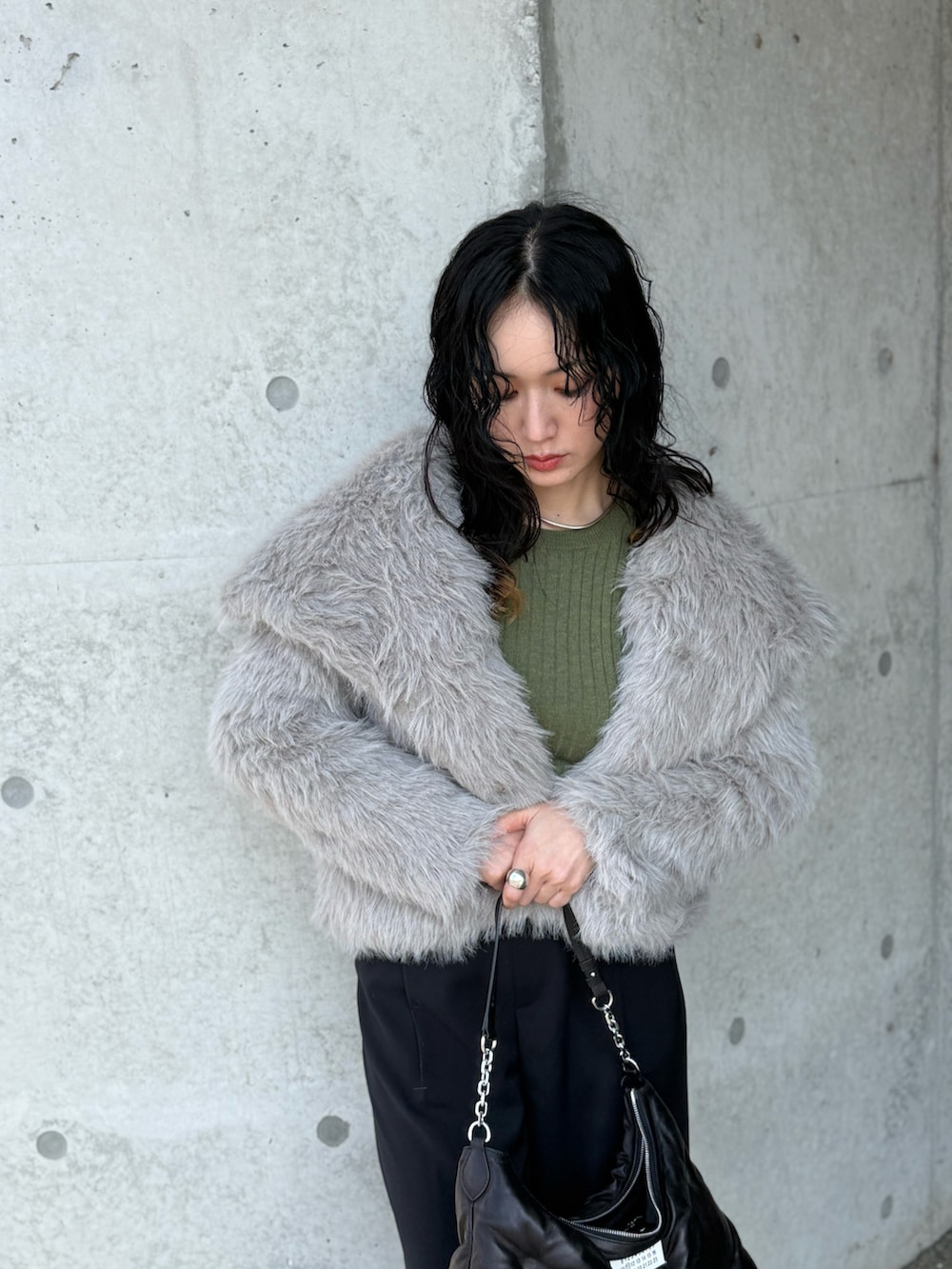 ブラック系のサロペット/オーバーオール、ブラック系のハンドバッグ、ブラック系のパンプスを着用したレディースの冬コーディネートの5枚目の写真