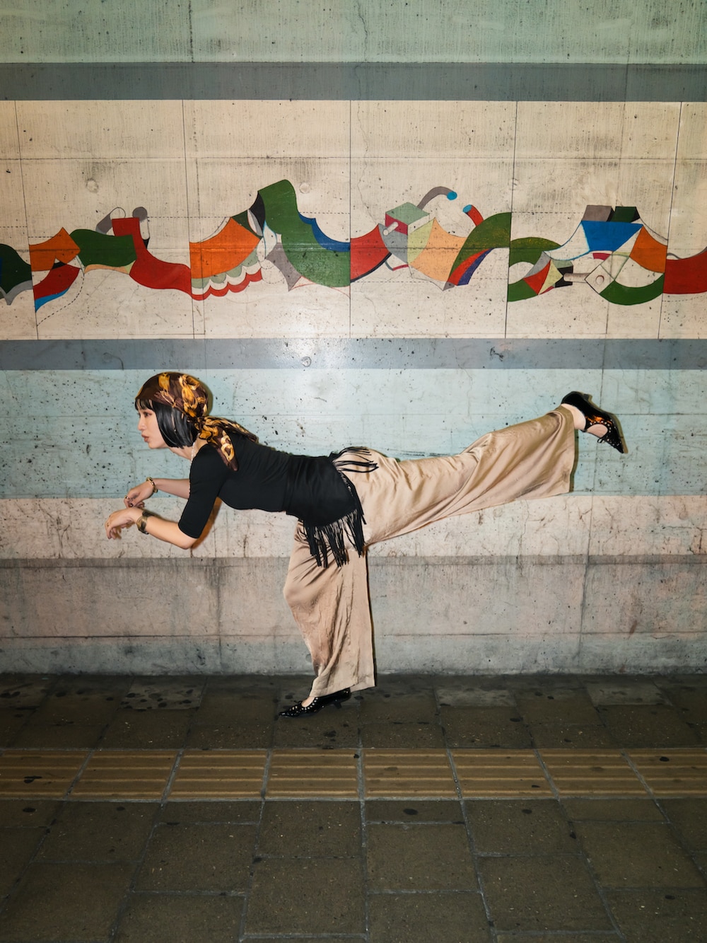 ベージュ系のスラックス、ブラック系のパンプス、ブラック系のウィッグを着用したレディースの夏コーディネートの5枚目の写真