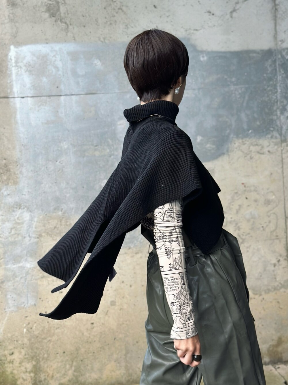 ブラック系のベスト、グリーン系のその他パンツ、その他のブーツを着用したレディースの冬コーディネートの3枚目の写真