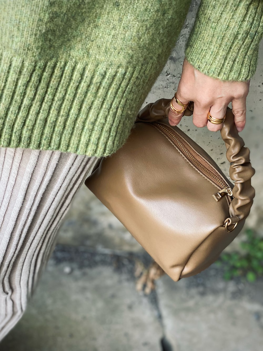 ベージュ系のその他アウター、グリーン系のニット/セーター、ホワイト系のブーツを着用したレディースの冬コーディネートの4枚目の写真