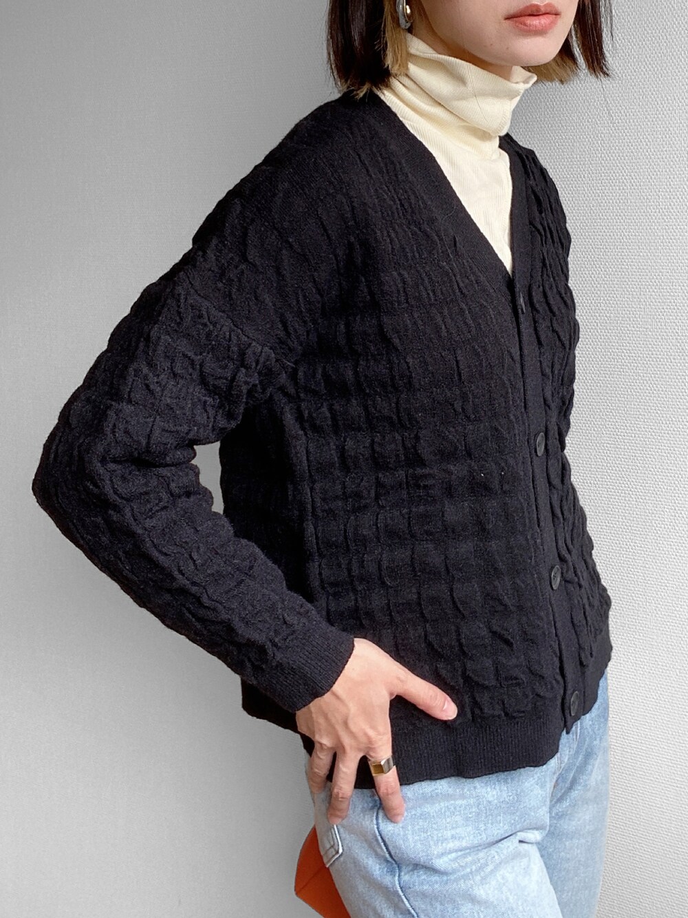 ブラック系のカーディガン/ボレロ、ホワイト系のカーディガン/ボレロを着用したレディースの秋コーディネートの3枚目の写真