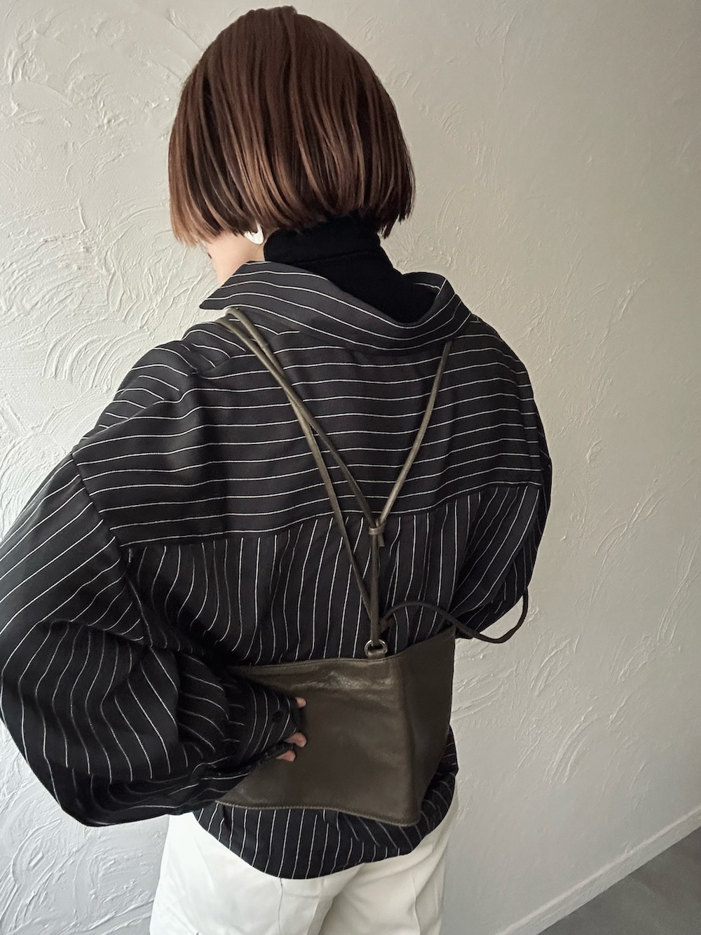 グレー系のシャツ/ブラウス、ホワイト系のカーゴパンツ、グレー系のハンドバッグを着用したレディースの冬コーディネートの3枚目の写真