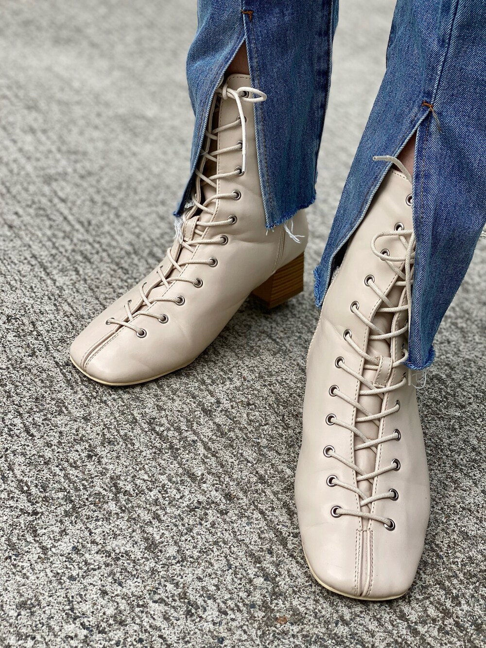 ブラック系のトートバッグ、ブルー系のシャツ/ブラウス、ホワイト系のブーツを着用したレディースの夏コーディネートの5枚目の写真