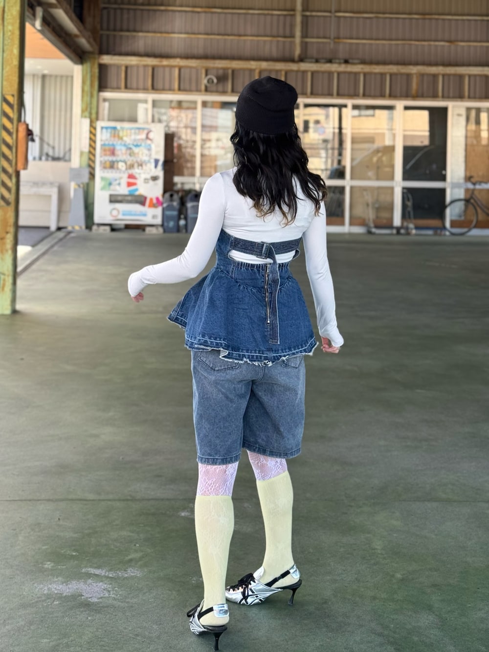 ブルー系のデニムパンツ、シルバー系のスニーカー、イエロー系のソックス/靴下を着用したレディースの春コーディネートの5枚目の写真
