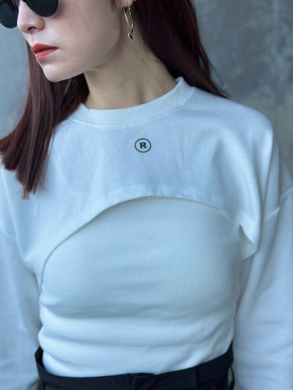 ホワイト系のTシャツ/カットソー、グリーン系のショルダーバッグ、ホワイト系のスニーカーを着用したレディースの春コーディネートの5枚目の写真
