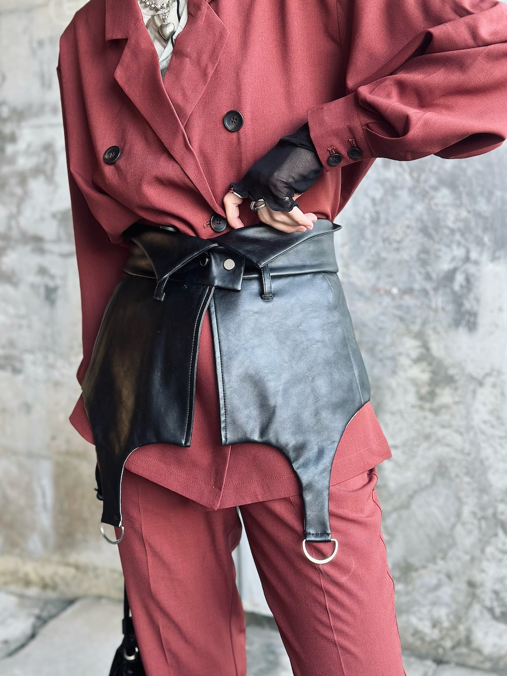 ホワイト系のその他トップス、ブラック系のハンドバッグ、ブラック系のパンプスを着用したレディースの秋コーディネートの3枚目の写真